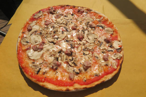 tomato, mozzarella, mushrooms, Italian sausage