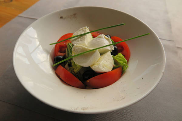 buffalo mozzarella, lettuce, sliced tomatoes, black olives, sweetcorn