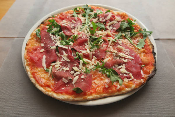 Tomate, mozzarella, carne seca, ensalada de rúcula, queso parmesano