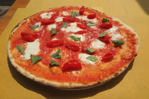 Tomate, mozzarella de búfala, tomates cherry, albahaca