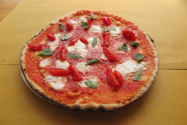 Tomate, mozzarella de búfala, tomates cherry, albahaca